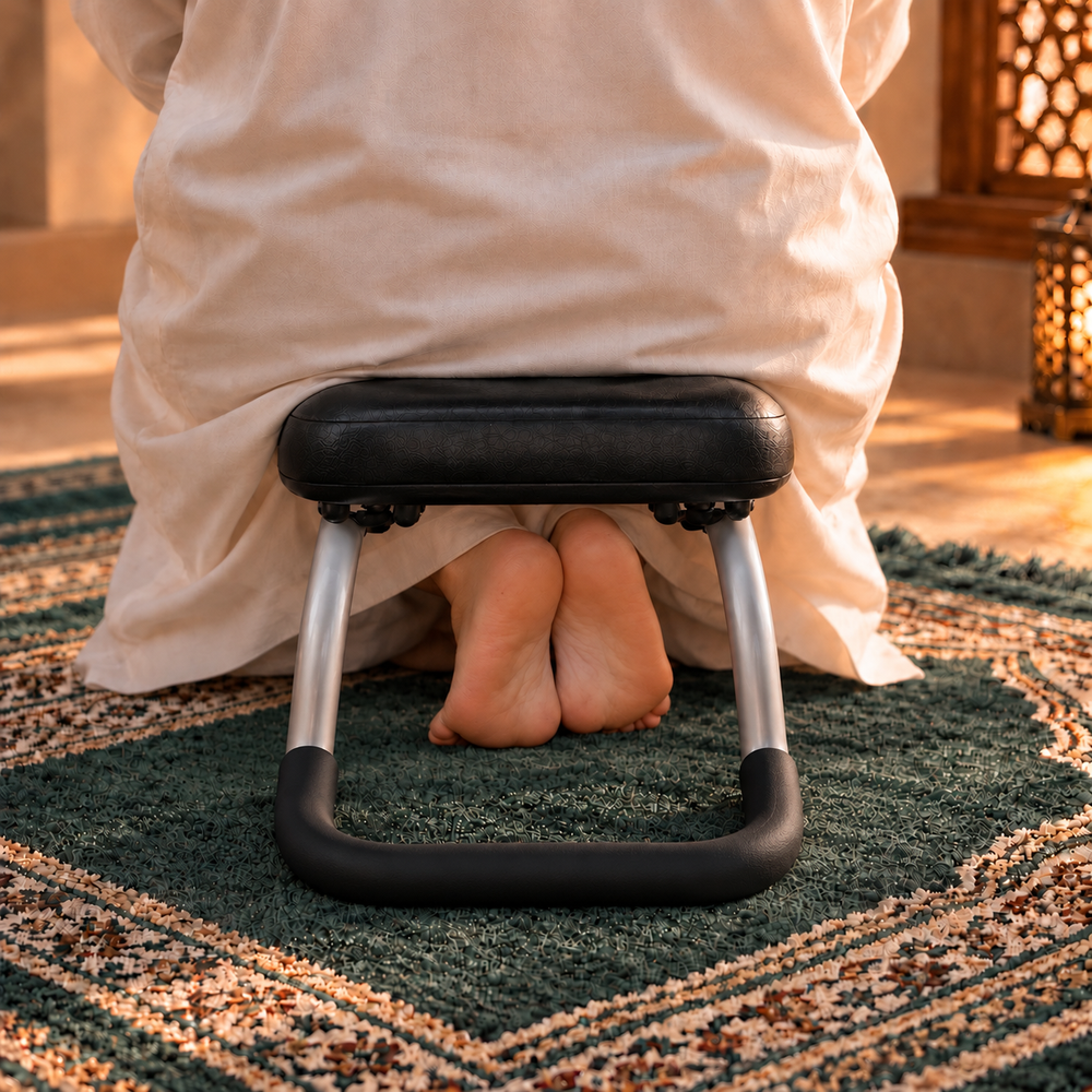 Un homme assis au tachahoud sur le tabouret de prière