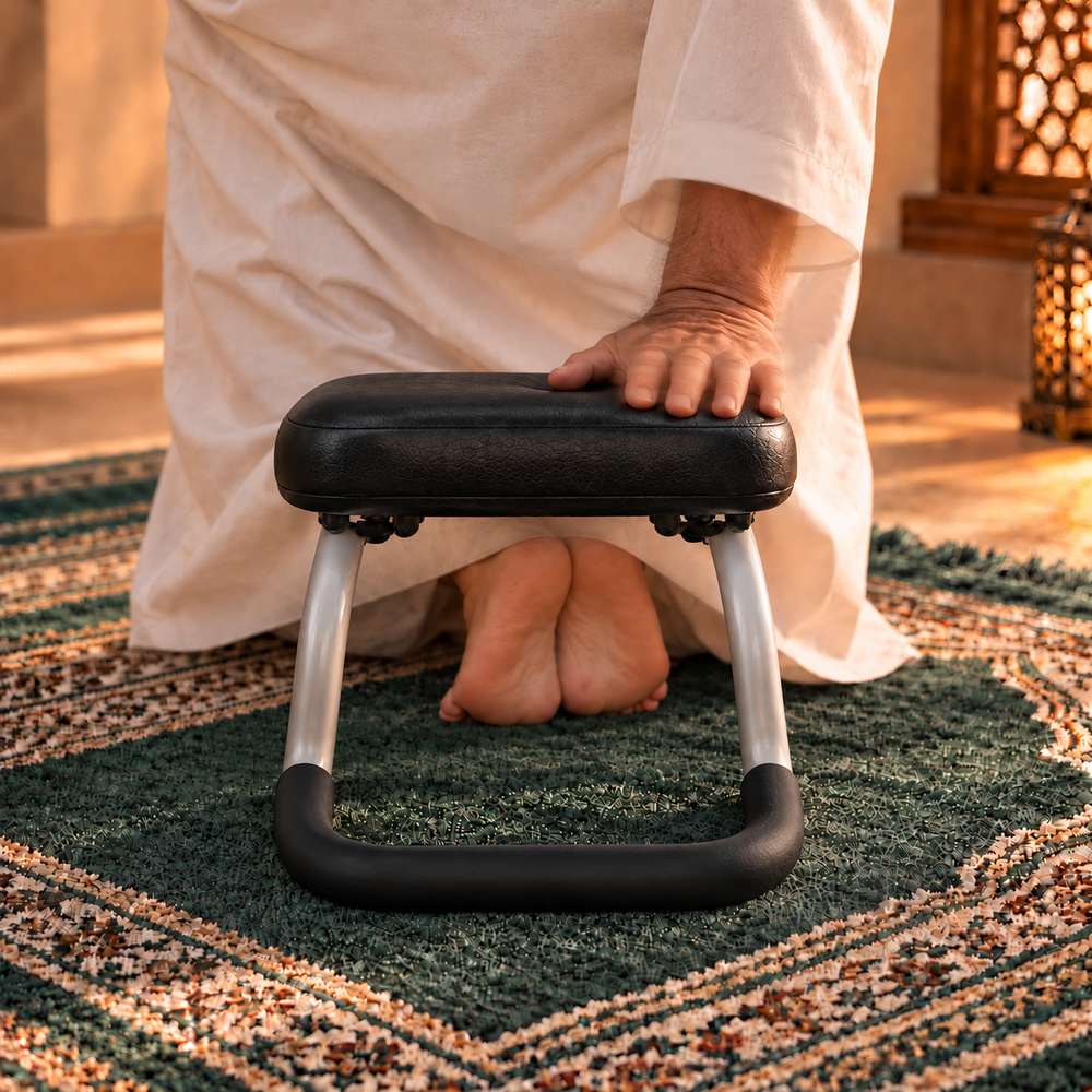 Un homme se relevant depuis le tabouret de prière